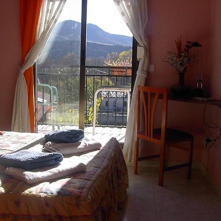 Hostal Escarla Aren Exterior photo