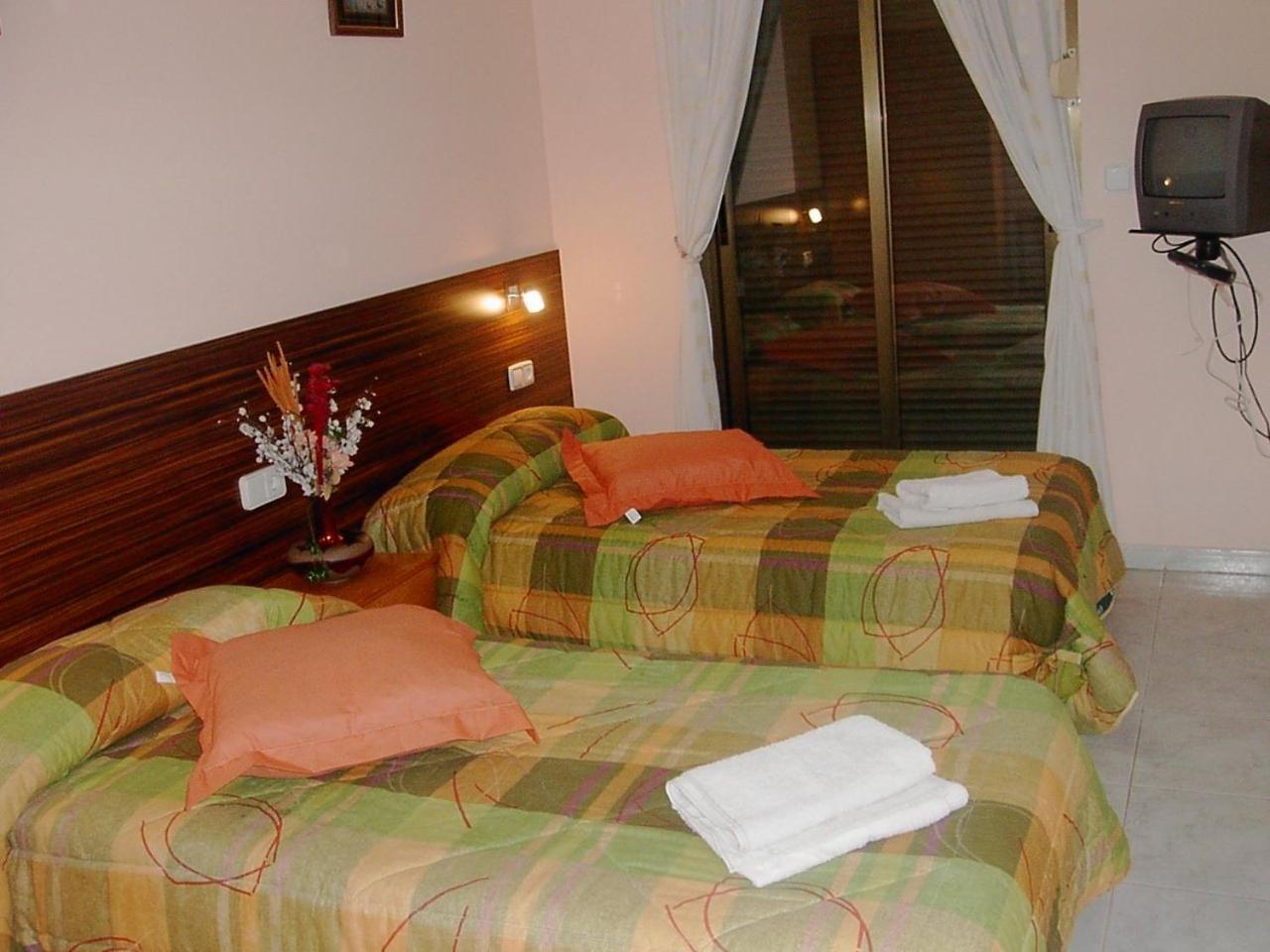 Hostal Escarla Aren Exterior photo