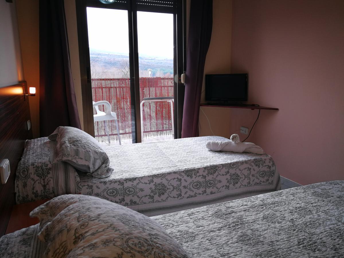 Hostal Escarla Aren Exterior photo